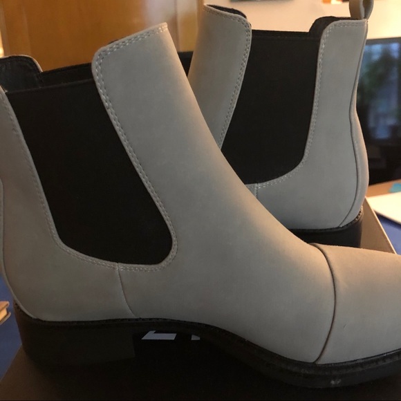 KENNETH COLE REACTION Women Grey Suede Booties - Picture 6 of 7